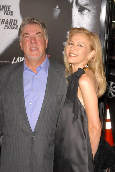 Bruce McGill and wife Gloria at the Los Angeles Premiere of 'Law Abiding Citizen'. Grauman's Chinese Theatre, Hollywood, CA. 10-06-09 — Stock Photo, Image