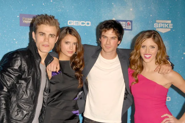 Paul Wesley ve Nina Dobrev Ian Somerhalder ve Kayla Ewell Spike TV 'Çığlık 2009!' de. Yunan Tiyatrosu, Los Angeles, Ca. 10-17-09 — Stok fotoğraf