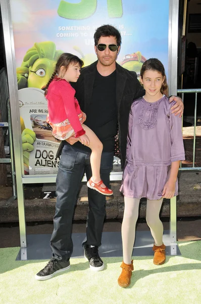 Dylan McDermott and daughters at the "Planet 51" Los Angeles Premiere, Mann Village Theater, Westwood, CA. 11-14-09 — Stock Photo, Image