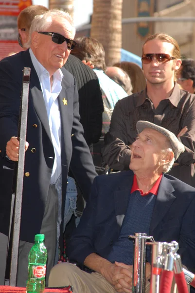 Гарри Маршалл и Джек Клагман на церемонии вступления Джона Стэймоса в Голливудскую Аллею Славы, Голливудский бульвар, Голливуд, Калифорния. 11-16-09 — стоковое фото