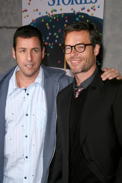 Adam sandler och guy pearce på los angeles premiären av godnattsagor. El capitan theatre i hollywood, ca. 12-18-08 — Stockfoto