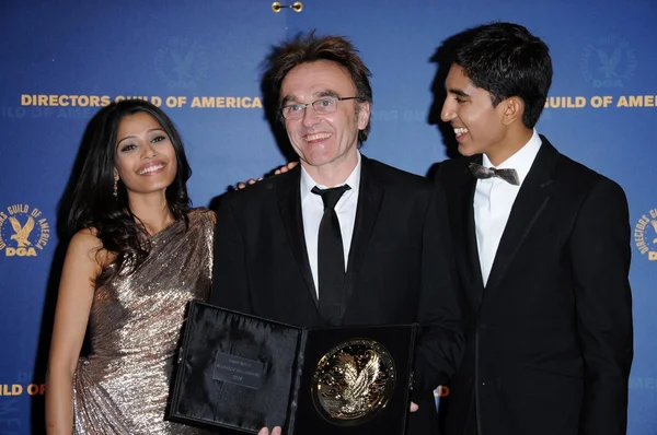 Freida Pinto with Danny Boyle and Dev Patel in the press room at the 61st Annual DGA Awards. Hyatt Regency Century Plaza, Los Angeles, CA. 01-31-09 — Stock Photo, Image