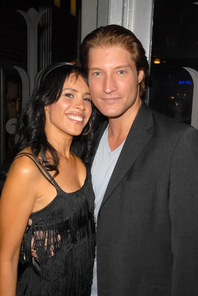 Carmen Perez e Sean Kanan alla premiere di Los Angeles di 'Death of Evil', Benefit the National Fathers Resource Center. Regency Fairfax Cinemas, West Hollywood, CA. 10-01-09 — Foto Stock