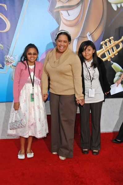 Chandra Wilson, filhas Joy e Serena no "The Princess And The Frog" World Premiere, Walt Disney Studios, Burbank, CA. 11-15-09 — Fotografia de Stock