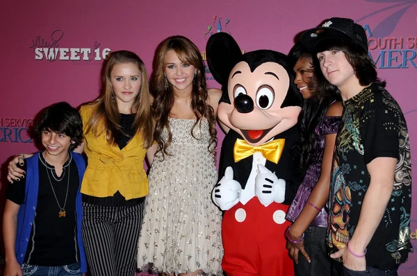 Miley Cyrus y los miembros del reparto de Hannah Montana —  Fotos de Stock