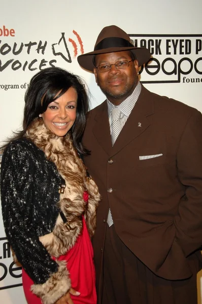 Jimmy Jam y su esposa Lisa en el 5º Concierto de Beneficio de la Fundación Peapod Black Eyed Peas. The Conga Room, Los Angeles, CA. 02-05-09 — Foto de Stock