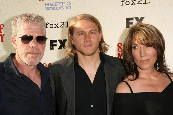 Ron perlman mit charlie hunnam und katey sagal — Stockfoto