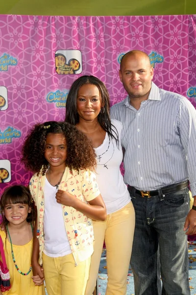 Melanie Brown e Stephen Belafonte con la famiglia — Foto Stock