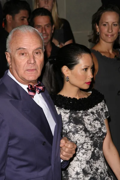 Manolo Blahnik and Lucy Liu at the Rodeo Drive Walk of Style Award Gala. Rodeo Drive, Beverly Hills, CA. 09-25-08 — Stock Photo, Image