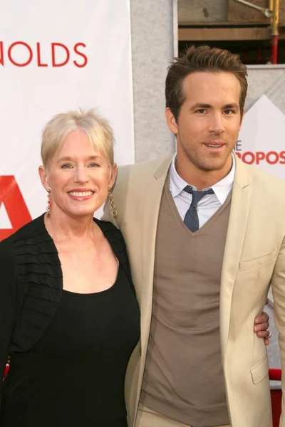 Ryan Reynolds e sua madre — Foto Stock