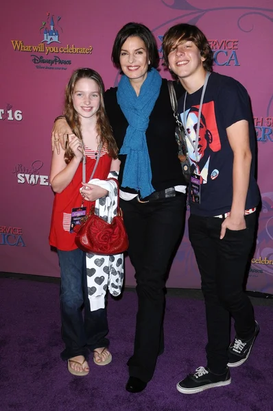 Sela Ward and family — Stock Photo, Image