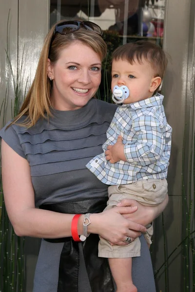 Melissa Joan Hart i jej syna — Zdjęcie stockowe