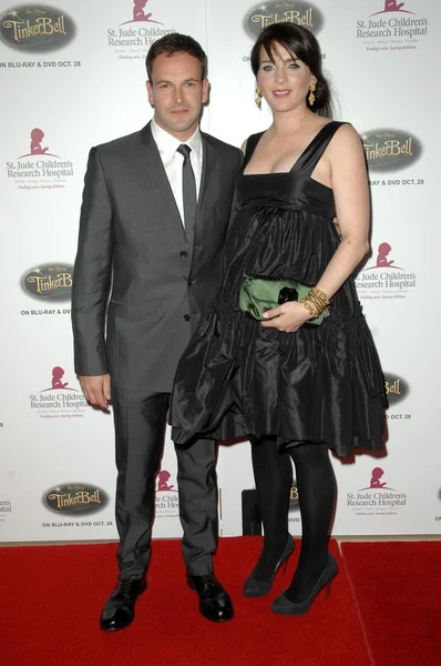 Jonny Lee Miller and Michele Hicks — Stock Photo, Image