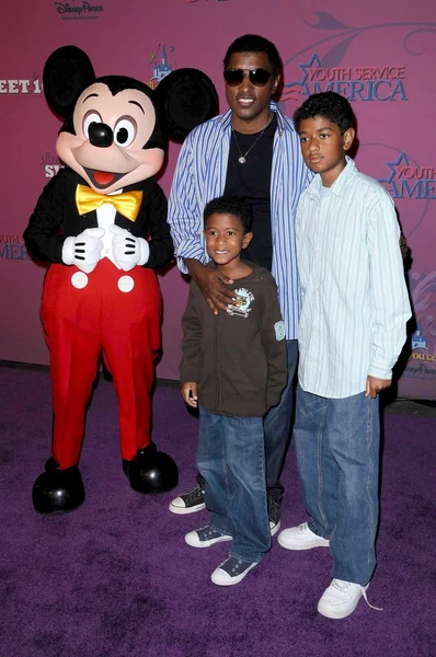 Kenneth edmonds und familie bei der süßen 16 feier für miley cyrus. dissenyland, anaheim, ca. 10-05-08 — Stockfoto