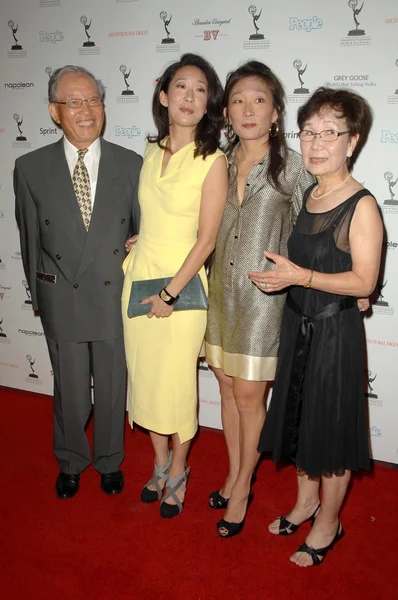 Sandra oh ve aile — Stok fotoğraf