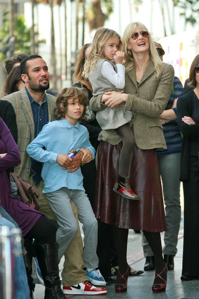 Laura Dern with Ben Harper and children — Stock Photo, Image