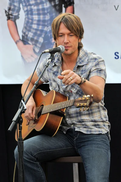 Keith Urban at a free acoustic concert by Keith Urban, sponsored by Verizon Wireless and Samsung Mobile, Verizon Wireless Store, Pasadena, CA. 11-21-09 — Stock Photo, Image