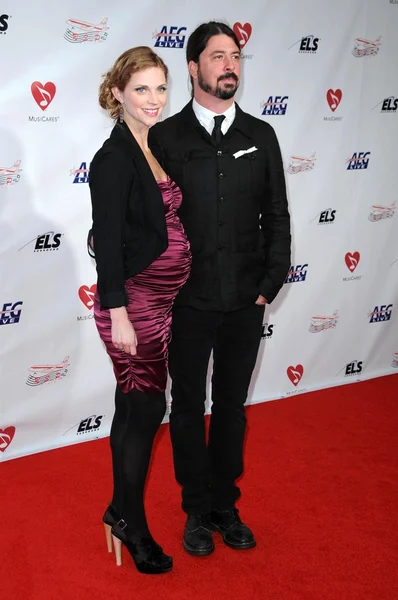Jordyn Blum and Dave Grohl at the 2009 Musicares Person of the Year Gala. Los Angeles Convention Center, Los Angeles, CA. 02-06-09 — ストック写真