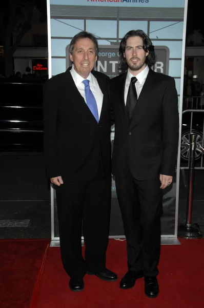 Ivan Reitman och Jason Reitman på "upp i luften" Los Angeles Premiere, Mann Village Theatre, Westwood, ca. 11-30-09 — Stockfoto