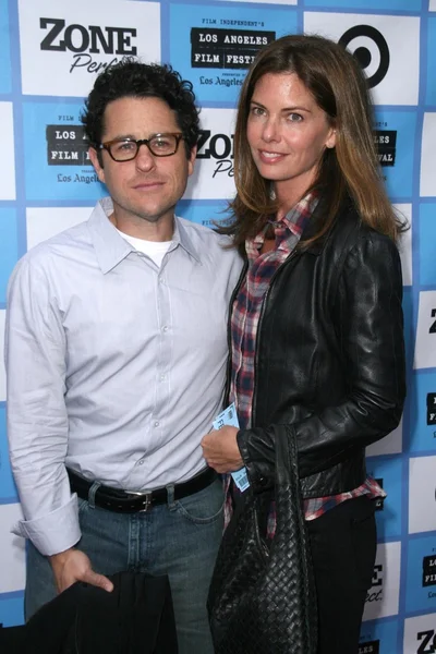 J.J. Abrams y su esposa Katie en el estreno en Los Ángeles de 'It Might Get Loud'. Manns Festival Theatre, Westwood, CA. 06-19-09 —  Fotos de Stock