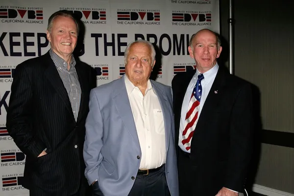 Jon Voight con Tommy Lasorda y el general Doug Pearson —  Fotos de Stock