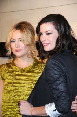 Kate hudson ve liv tyler burberry beverly hills adlı mağaza yeniden açılıyor. Burberry beverly hills mağaza, beverly hills, ca. 10-20-08