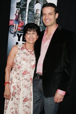 Kan basıncı cooper ve annesi los Angeles şehrinde gizlice göz tarama 'on yıl sonra'. görkemli taç tiyatro, los angeles, ca. 07 / 16 / 09