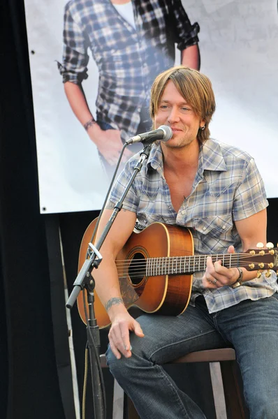 Keith Urban at a free acoustic concert by Keith Urban, sponsored by Verizon Wireless and Samsung Mobile, Verizon Wireless Store, Pasadena, CA. 11-21-09 — Stock Photo, Image