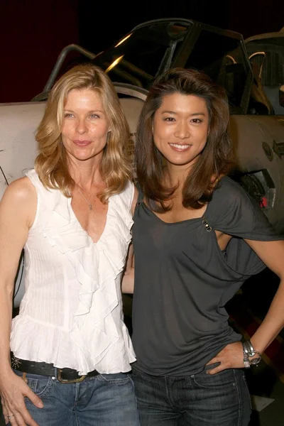 Kate Vernon and Grace Park at Battlestar Galactica Auction Preview Day and Actor Panel. Pasadena Convention Center, Pasadena, CA. 05-07-09 — Stock Photo, Image