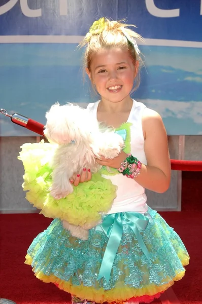 Emily Grace Reaves no World Premiere of 'Earth'. Teatro El Capitan, Hollywood, CA. 04-18-09 — Fotografia de Stock