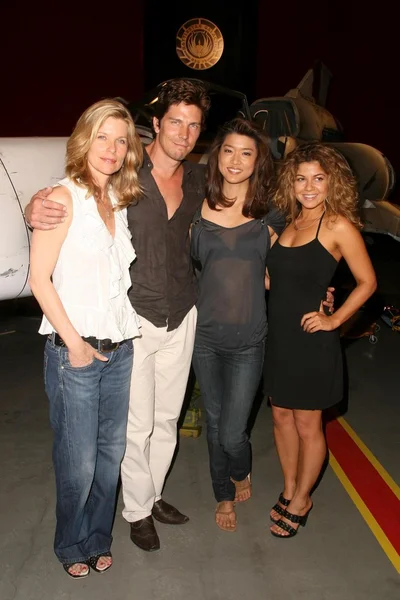 Kate Vernon and Michael Trucco with Grace Park and Luciana Carro at Battlestar Galactica Auction Preview Day and Actor Panel. Pasadena Convention Center, Pasadena, CA. 05-07-09 — Stock Photo, Image