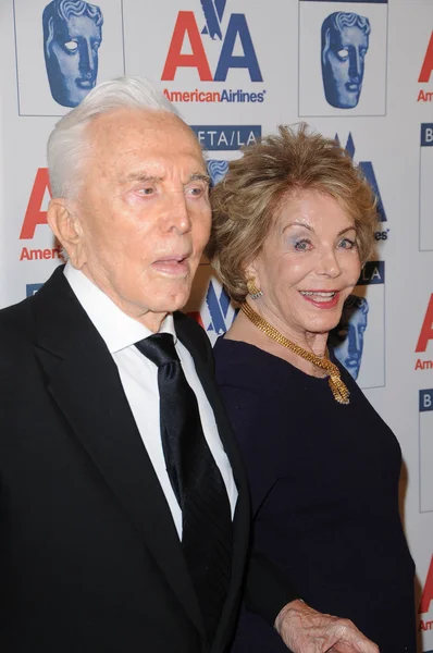 Kirk Douglas y Anne Douglas en los 18 Premios Anuales BAFTA / LA Britannia, Hyatt Regency Century Plaza Hotel, Century City, CA. 11-05-09 — Foto de Stock