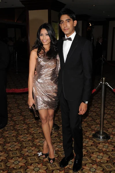 Freida pinto und dev patel — Stockfoto