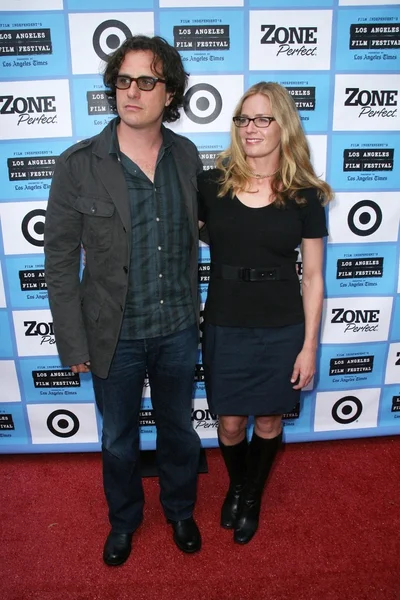 Davis Guggenheim and Elisabeth Shue at the Los Angeles Premiere of 'It Might Get Loud'. Manns Festival Theatre, Westwood, CA. 06-19-09 — Stockfoto