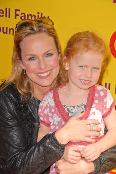 Melora Hardin e hijas Piper en el 2009 PS Arts "Express Yourself" Creative Arts Fair, Barker Hanger, Santa Monica, CA. 11-15-09 —  Fotos de Stock