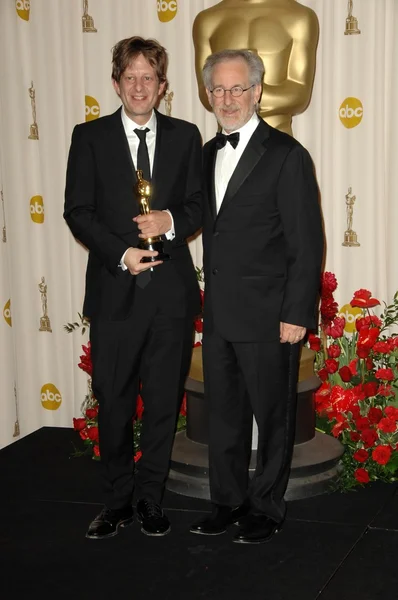 Christian Colson und Steven Spielberg im Presseraum bei der 81. Verleihung der Academy Awards. kodak theater, hollywood, ca. 22.02.09 — Stockfoto