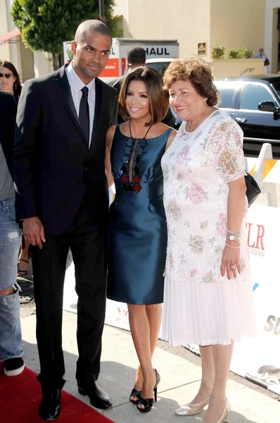 Tony Parker with Eva Longoria and her mother — Stock Photo, Image