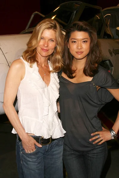 Kate Vernon and Grace Park at Battlestar Galactica Auction Preview Day and Actor Panel. Pasadena Convention Center, Pasadena, CA. 05-07-09 — Stock Photo, Image