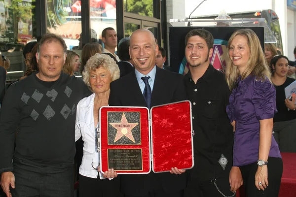Howie Mandel with wife Terry and family — Stock Photo, Image