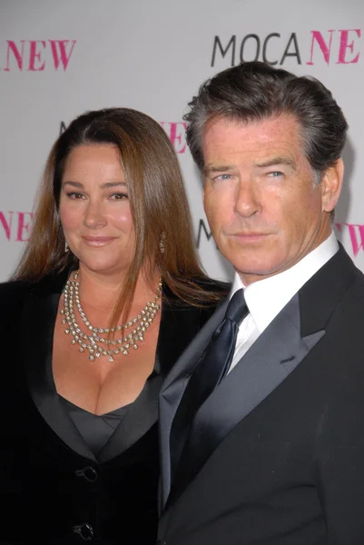 Keely shaye smith a pierce brosnan v moca nové 30 výročí slavnostní, moca grand avenue, los angeles, ca. 11-14-09 — Stock fotografie