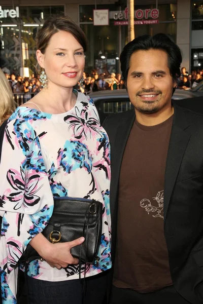 Brie Shaffer and Michael Pena at the Los Angeles Premiere of 'Observe and Report'. Grauman's Chinese Theatre, Hollywood, CA. 04-06-09 — Stock Photo, Image