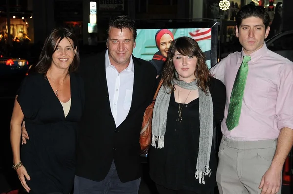 Joanne Smith-Baldwin com Daniel Baldwin e sua família no Los Angeles Premiere of 'Grey Gardens'. Grauman 's Chinese Theatre, Hollywood, CA. 04-16-09 — Fotografia de Stock