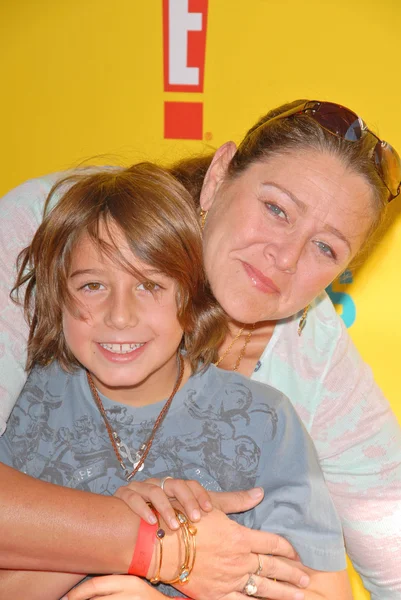 Camryn Manheim e figlio al 2009 PS Arts "Express Yourself" Creative Arts Fair, Barker Hanger, Santa Monica, CA. 11-15-09 — Foto Stock