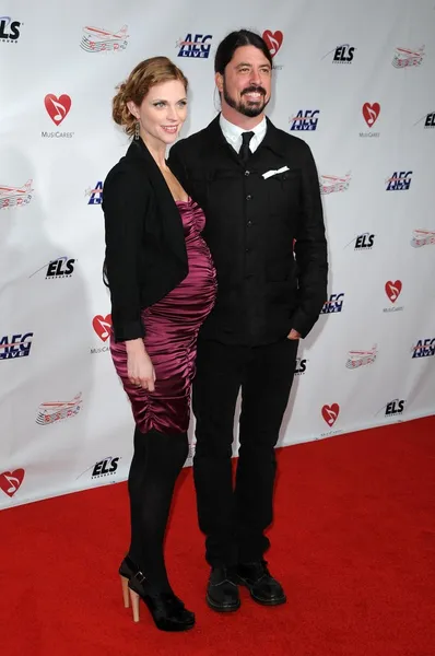 Jordyn Blum and Dave Grohl at the 2009 Musicares Person of the Year Gala. Los Angeles Convention Center, Los Angeles, CA. 02-06-09 — Stock Photo, Image