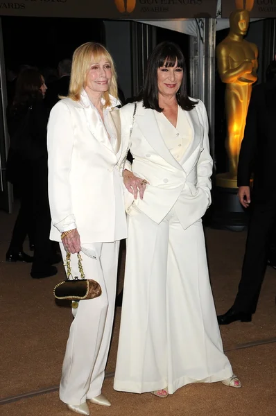 Sally kellerman und anjelica huston — Stockfoto