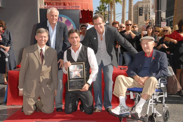 LeRon Gubler, Garry Marshall, John Stamos, Bob Saget i Jack Klugman podczas indukcji uroczystości John Stamos w Hollywood Walk of Fame, Hollywood Blvd., Hollywood, Ca. 11-16-09 — Zdjęcie stockowe