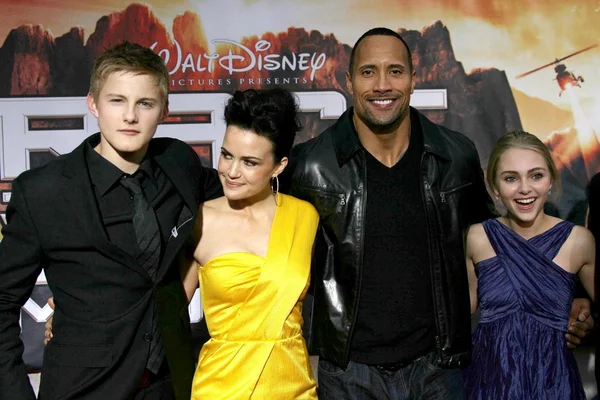 Alexander Ludwig and Carla Gugino with Dwayne Johnson and AnnaSophia Robb at the Los Angeles Premiere of Race To Witch Mountain. El Capitan Theatre, Hollywood, CA. 03-11-09 — Stock Photo, Image