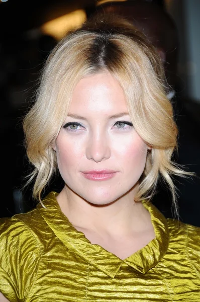 Kate hudson på burberry beverly hills lagra öppnas igen. Burberry beverly hills butik, beverly hills, ca. 10-20-08 — Stockfoto