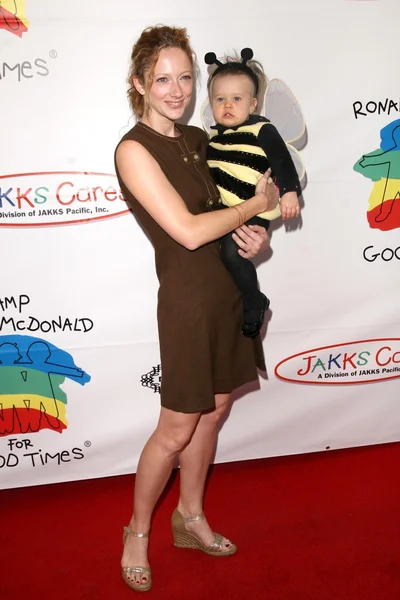 Judy Greer en haar dochter van god — Stockfoto