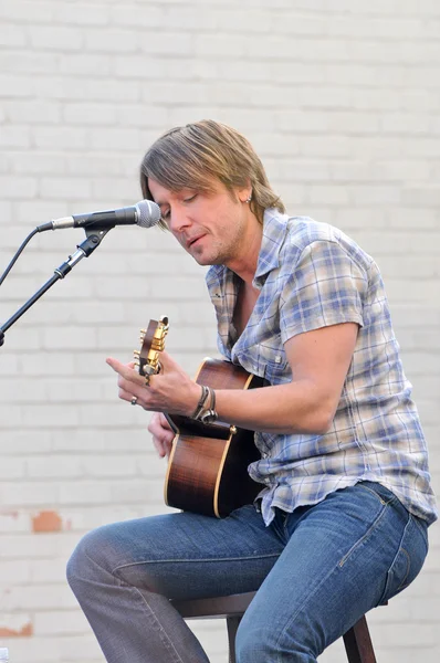 Keith Urban en un concierto acústico gratuito de Keith Urban, patrocinado por Verizon Wireless y Samsung Mobile, Verizon Wireless Store, Pasadena, CA. 11-21-09 — Foto de Stock